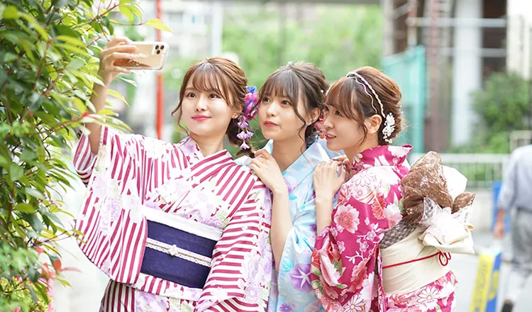 wearing Kimono and walking in Asakusa