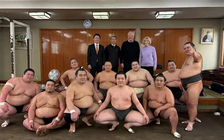 Take a commemorative photo with the wrestlers of the stable.